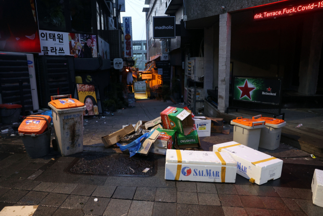 1일 오전 서울 용산구 이태원 세계음식거리에 핼러윈 데이로 인해 생긴 쓰레기가 쌓여있다./연합뉴스