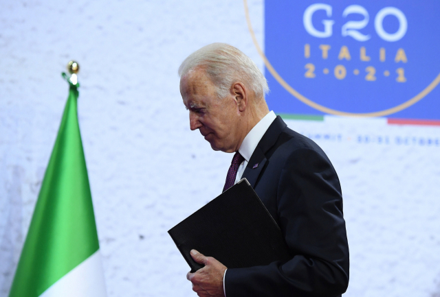 조 바이든 미국 대통령이 31일(현지 시간) 이탈리아 로마에서 열린 G20 정상회의에서 기자 회견을 연 뒤 단상을 내려가고 있다. /EPA연합뉴스