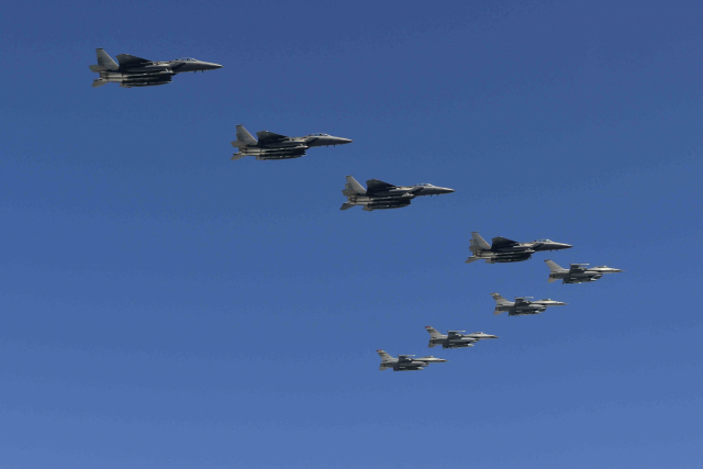 지난 2016년 2월 17일 한미 양군이 실시한 한미연합무력시위 비행의 모습/사진제공=공군