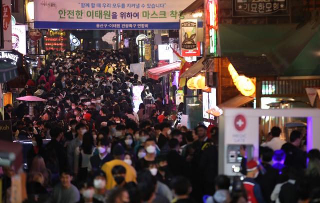 핼러윈 데이인 31일 서울 용산구 이태원 거리에서 시민들이 코로나19 방역 게이트를 지나고 있다. /연합뉴스