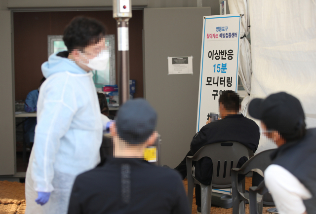 지난 31일 오전 서울 남부도로사업소 테니스장에서 영등포구 찾아가는 코로나19 예방접종센터가 운영되고 있다./연합뉴스