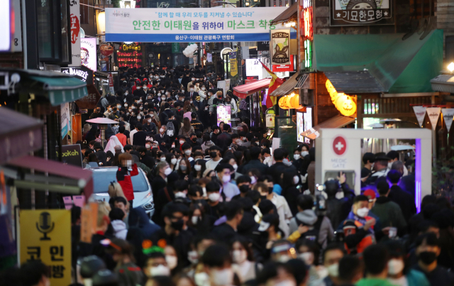 핼러윈데이인 지난달 31일 서울 용산구 이태원 거리에서 시민들이 코로나19 방역 게이트를 지나고 있다. /연합뉴스