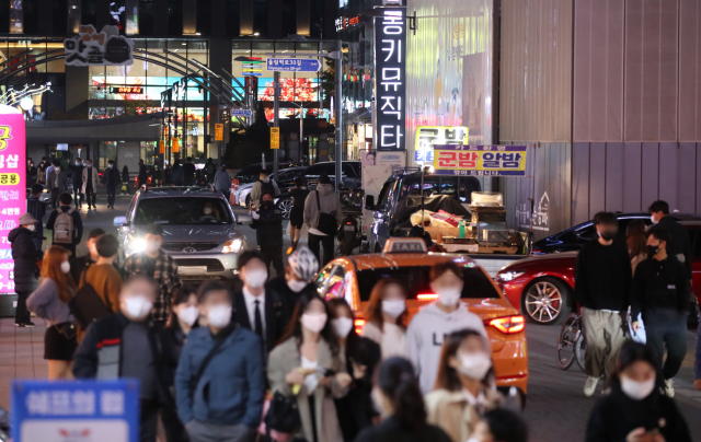 강남·양재역 주점은 초저녁부터 만석…“이번 주말은 예약 안하면 자리 없어'