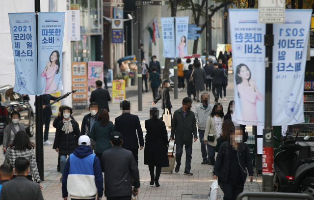 국내 최대 쇼핑 축제인 ‘2021 코리아세일페스타’가 개막한 1일 서울 명동 거리에 관련 현수막이 설치돼 있다./연합뉴스
