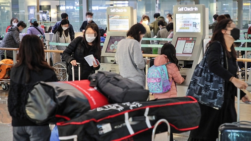 지난달 28일 오전 인천공항 제1터미널 출국장이 사이판으로 출국하려는 승객들로 붐비고 있다./연합뉴스