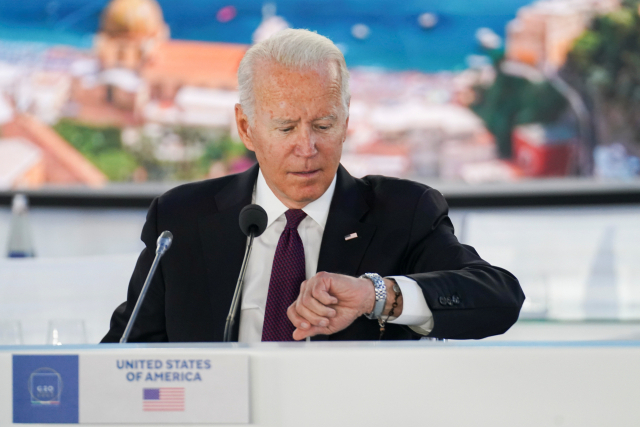 조 바이든 미국 대통령이 10월 31일(현지 시간) 이탈리아 로마의 주요 20개국(G20) 정상회의 현장에서 열린 글로벌 공급망 관련 회의에서 시간을 체크하고 있다. /로이터연합뉴스