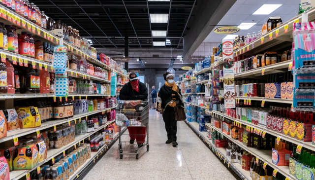미국 미주리주의 한 슈퍼마켓에서 소비자들이 쇼핑을 하고 있다. /로이터연합뉴스
