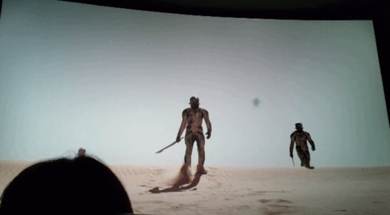 서울 CGV 용산 아이파크몰 아이맥스(IMAX) 상영관에서 영화 '듄' 관람 도중 스크린에 거대한 벌레의 모습이 나타났다는 글과 함께 올라온 사진이다. /온라인 커뮤니티 캡처
