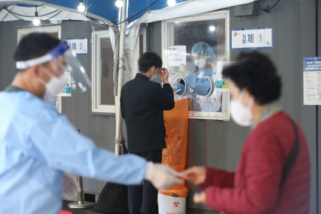 2일 오전 서울역광장에 설치된 임시선별검사소에서 한 시민이 코로나19 검사를 받고 있다./연합뉴스