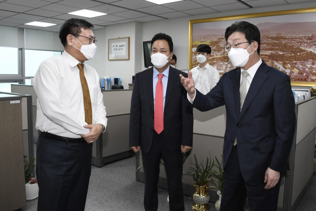 1일 유승민 대선 경선 후보가 서울 여의도 국회 의원회관을 찾아 의원실 직원들에게 인사를 하며 지지를 호소하고 있다./권욱 기자