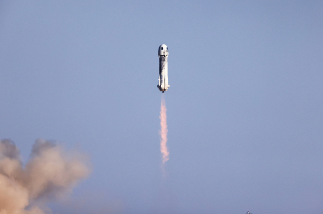 지난달 미국 텍사스의 블루오리진 발사장에서 우주 관광 유인 캡슐이 뉴셰퍼드 로켓에 실려 발사되고 있다. /AFP연합뉴스