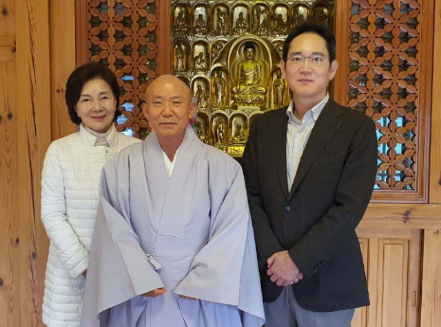 이재용(오른쪽) 삼성전자 부회장과 모친 홍라희(왼쪽) 전 리움미술관장이 삼성전자 창립 52주년 기념일인 지난 1일 경남 합천군 해인사를 찾아 방장 스님과 자리를 함께했다./사진 제공=해인사