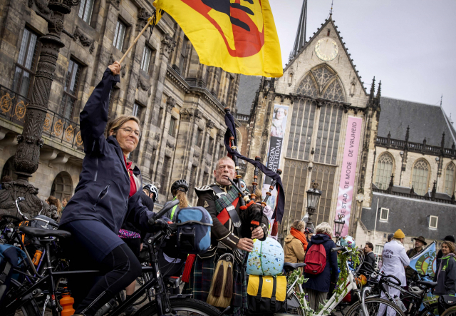 제26차 유엔기후변화협약 당사국총회(COP26)가 열리는 영국 스코틀랜드 글래스고까지 자전거를 타고 가려는 네덜란드 사람들이 10월31일(현지시간) 암스테르담의 담 광장에 모여있다. /AFP연합뉴스