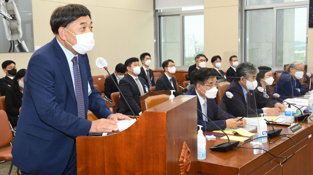 지난달 5일 국회에서 열린 과학기술정보방송통신위원회 국정감사에서 이강택 TBS사장이 증인으로 출석해 답변하고 있다. /국회사진기자단