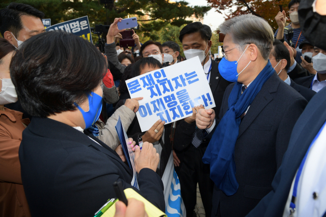 이재명 더불어민주당 대선 후보가 2일 서울 송파구 올림픽경기장 KSPO돔에서 열린 더불어민주당 제20대 대통령선거 선거대책위원회 출범식을 마치고 지지자들과 인사하고 있다. /권욱 기자