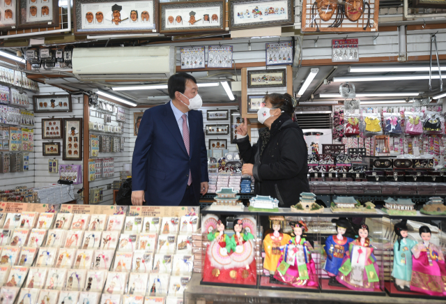 윤석열 국민의힘 대선 경선 후보가 3일 오전 서울 중구 남대문시장을 방문해 지지자들과 인사를 나누고 있다./국회사진기자단 2021.11.03