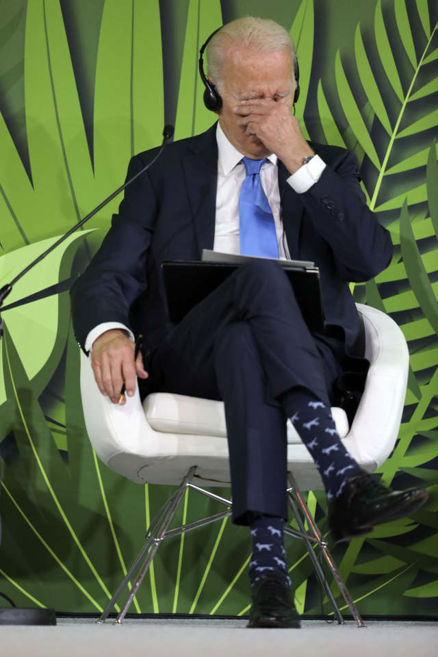 조 바이든 미 대통령이 2일(현지 시간) 유엔기후변화협약 당사국총회(COP26)의 한 세션을 듣다가 피곤한 듯 손으로 눈을 누르고 있다. /AP연합뉴스