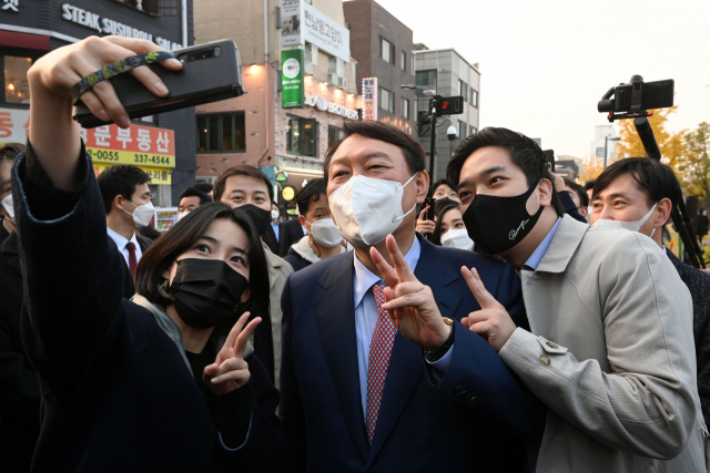 윤석열, 홍대 방문해 청년 지지자들과 스티커 사진 '찰깍'