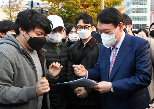 윤석열, 홍대 방문해 청년 지지자들과 스티커 사진 '찰깍'