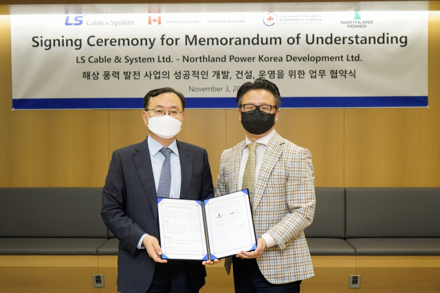 명노현(왼쪽) LS전선 대표가 3일 서울 LS용산타워에서 한승수 노스랜드파워코리아 대표와 협약을 체결하고 있다./사진 제공=LS전선