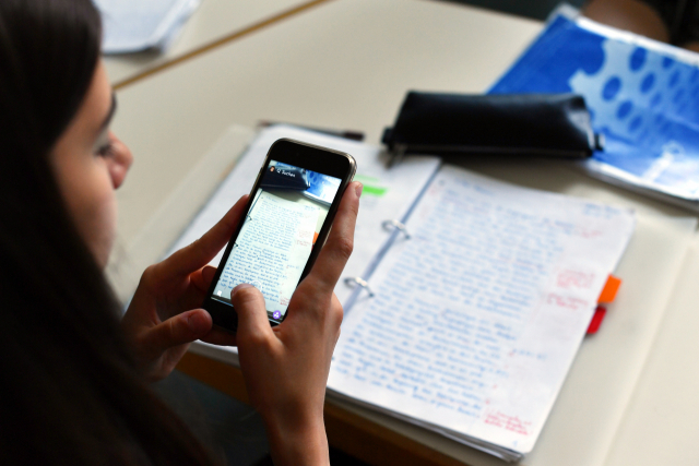 인권위 “학교 쉬는시간에도 휴대폰 사용 금지는 기본권 침해”