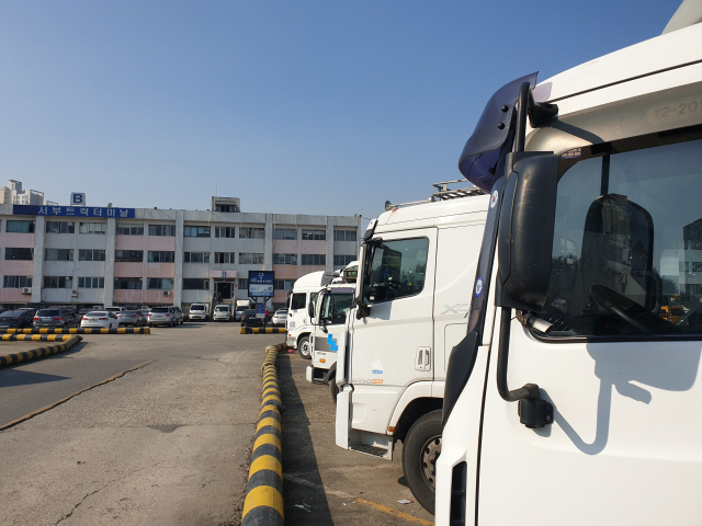 3일 서울 최대 화물 트럭 집결지인 양천구 서부트럭터미널에 대형 화물차들이 주차돼 있다. /서종갑기자