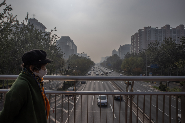 중국이 난방공급을 시작하면서 지난 3일 수도 베이징의 하늘이 뿌옇게 변했다. /EPA연합뉴스