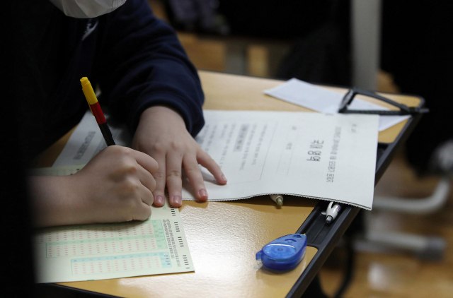 2022학년도 수능 모의평가가 치러진 지난 9월 서울 영등포구 여의도동 여의도여고에서 수험생들이 시험 준비를 하고 있다./오승현기자