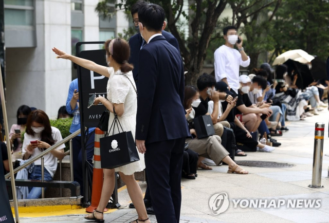 1,000만원 없으면 샤넬백 못 사…기습 인상 배짱에 '부글부글'