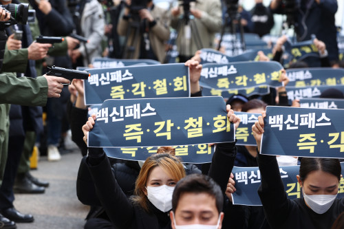 3일 여의도 더불어민주당사 앞에서 실내체육시설을 운영하는 업주들이 '백신패스' 철회를 촉구하며 퍼포먼스를 하고 있다./연합뉴스