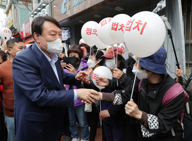 윤석열 국민의힘 대선 경선 후보가 4일 경기도 의정부 제일시장을 방문해 지지자들과 인사하고 있다./국회사진기자단 2021.11.04