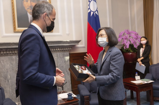 4일(현지 시간) 차이잉원(오른쪽) 대만 총통이 타이베이 총통 관저에서 라파엘 글루크스만(왼쪽) 유럽의회 의원에게 선물을 건네고 있다./AP연합뉴스
