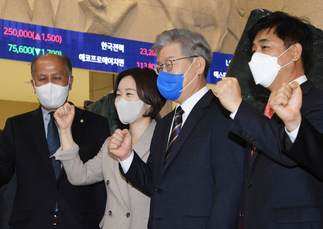 더불어민주당 이재명 대선 후보가 4일 서울 여의도 한국거래소를 방문해 '주식시장 발전과 개인투자자 보호를 위한 간담회' 에 앞서 기념촬영하고 있다. /연합뉴스