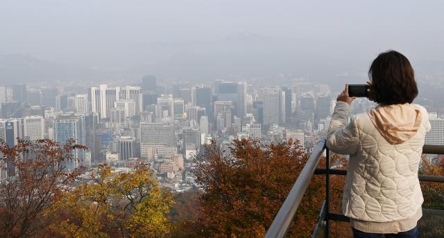 미세먼지로 뒤덮인 서울 도심