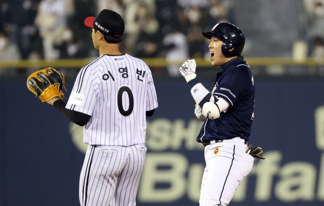 8회 2루타를 치고 환호하는 두산 허경민(오른쪽). 이날 3안타로 맹활약했다. /연합뉴스