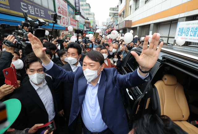 국민의힘 윤석열 대선 경선 후보가 4일 오전 경기도 의정부 제일시장을 방문해 시민들을 향해 인사하고 있다./권욱 기자