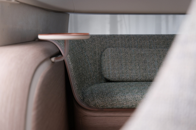 현대자동차가 4일 공개한 콘셉트카 ‘세븐(SEVEN)’의 실내 인테리어는 우드 소재와 패브릭 시트로 나만의 아늑한 공간을 표현한 프리미엄 라운지를 연상시킨다./사진제공=현대차