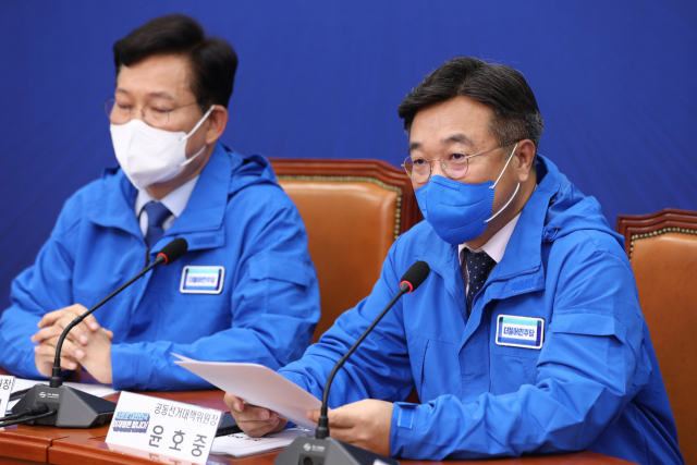 윤호중(오른쪽) 더불어민주당 원내대표가 5일 국회에서 열린 민주당 선대위 총괄본부단장ㅎ 회의에서 발언하고 있다. / 권욱 기자