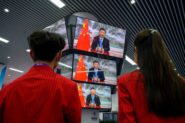 시진핑 중국 국가주석이 4일 밤 상하이 수입박람회 개막식 기조연설을 하는 것을 박람회장 내 미디어센터에서 지켜보고 있다. /AFP연합뉴스