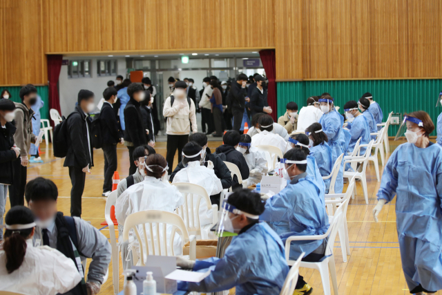 [속보] 60대는 접종완료하고 보호자 공동격리 조건에서 재택치료 허용