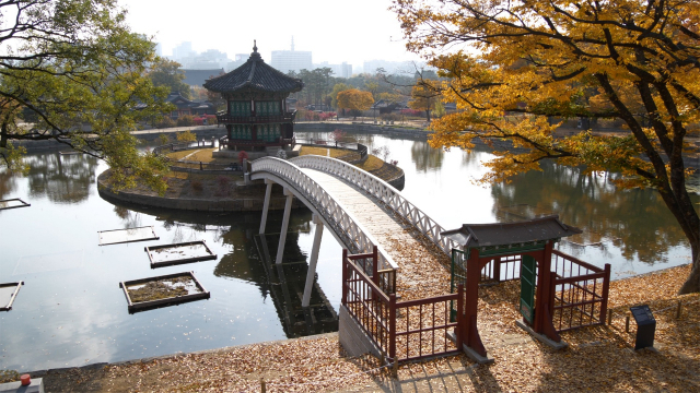 한국전쟁 때 파괴됐다 이번에 본래 위치에 제 모습을 되찾은 경복궁 향원정의 취향교. /사진제공=문화재청