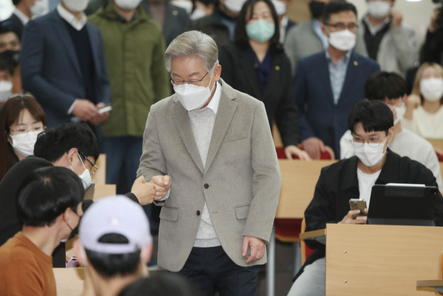 이재명 더불어민주당 대선 후보가 5일 대구 경북대학교를 방문해 대학생들과 인사를 하고 있다. / 연합뉴스
