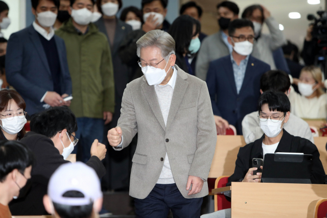 이재명 더불어민주당 대선 후보가 5일 대구 경북대학교를 찾아 대학생들과 인사하고 있다. / 연합뉴스