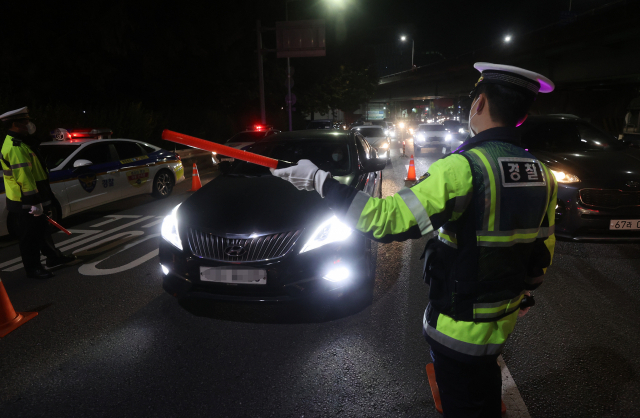 위드 코로나가 시행되고 첫 주말인 6일 새벽 서울 영등포구 도로에서 경찰이 음주운전 단속을 하고 있다./연합뉴스