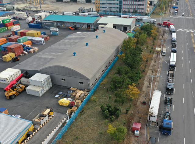 창원시 진해구 부산신항 운동 배후단지 주변에 5일 화물트럭들이 요소수를 넣기 위해 길을 줄게 서 있다./연합뉴스