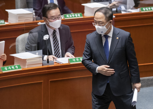 홍남기 경제부총리가 5일 오후 서울 여의도 국회에서 열린 예산결산특별위원회 전체회의에서 2022년도 예산안 및 기금운용계획안 제안설명을 마치고 자리로 돌아가고 있다. /연합뉴스