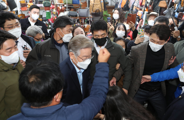 더불어민주당 이재명 대선 후보가 5일 오후 대구 서문시장을 찾아 시민들에게 인사하고 있다. /연합뉴스