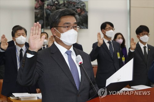 서욱 국방부 장관이 10월 국회에서 열린 국정감사에서 증인선서를 하고 있다./연합뉴스
