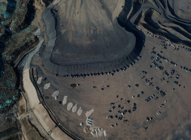 2일 중국 북부 산시성의 다퉁에 있는 한 석탄 광산에서 트럭들이 석탄을 싣고 있다. 산시성은 중국 최대의 석탄 산지로, 역내 98개 탄광은 전력난 해소에 부심하는 당국의 독려로 연말까지 대대적 증산에 나섰다./AFP 연합뉴스