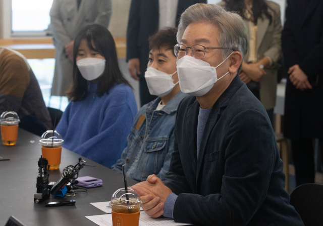 이재명 더불어민주당 대선 후보가 6일 오전 서울 동대문구 청년주택 '장안생활'를 방문, 입주 청년들과 간담회를 하고 있다. /연합뉴스